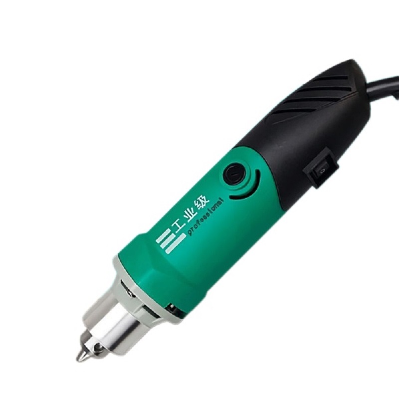 graver-elektriceskij-s-nasadkami-v-kejse