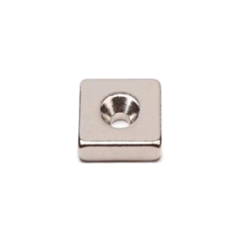magnit-neodimovyj-prizma-15h15h3-mm-s-zenkovkoj-357