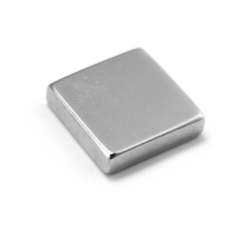 magnit-neodimovyj-prizma-20h20h10-mm